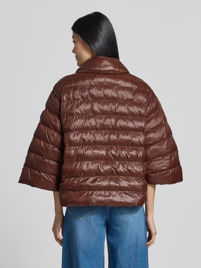 Frauenmodel trägt Relaxed Fit Jacke in Stepp-Optik von Luisa Cerano in Braun mit Umlegekragen und aufgesetzten Taschen, Ganzkörperansicht Rückansicht. Rückenlänge 62 cm, Schulterbreite 43 cm, Brustweite 60 cm, Ärmellänge 45 cm.