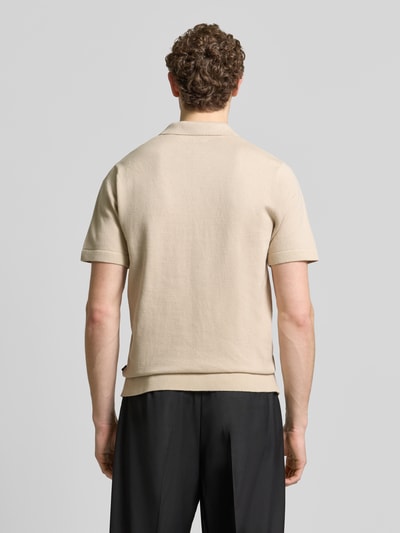 Mannelijk model draagt Strickshirt met V-hals model 'MILANO' van Jack & Jones Premium in beige, rechte fit, ruglengte 69 cm, achteraanzicht.