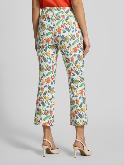 Frauenmodel trägt Caprihose im Allover-Look Modell 'Ina' von STEHMANN, bunte Blumenmuster, Baumwoll-Mix mit Stretch-Anteil, Slim-Fit, Ganzkörperansicht Rückansicht. Kontext: Damen Caprihose, Bundweite bei Größe 36: 40 cm, Innenbeinlänge bei Größe 36: 66 cm.