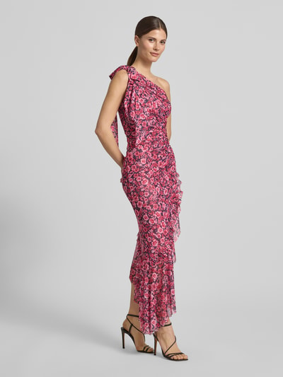 Frauenmodel trägt Cocktailkleid in asymmetrischem Look von Lipsy, Pinktöne, floraler Allover-Look, Raffungen, Volants, Material-Mix mit Stretch-Anteil, Figurbetont, Midikleid, Ganzkörperansicht von vorne.