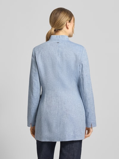 Frauenmodel trägt Slim Fit Blazer mit Pattentaschen von WHITE LABEL aus reiner Baumwolle in Hellblau, Ganzkörperansicht Rückansicht.