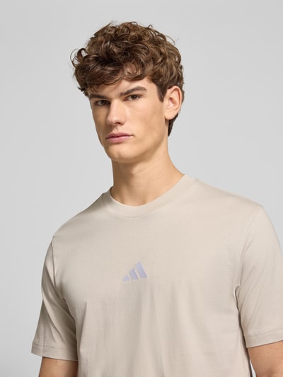 adidas Sportswear T-shirt met labelprint Zand - 3