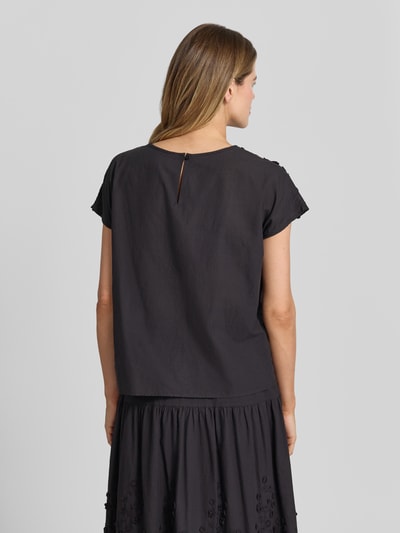 Frauenmodel trägt Regular Fit Bluse mit Rundhalsausschnitt Modell 'FAHIMA' von Soyaconcept aus Reine Baumwolle mit Stitchings, Rückseitiger Knopfverschluss, Rückenlänge bei Größe S 58 cm, Ärmellänge 22 cm, schwarze Farbe, glatte Textur, Ganzkörperansicht Rückansicht.