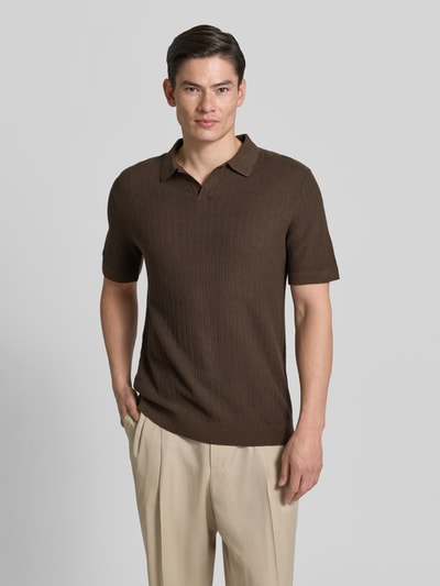 Männermodel trägt Regular Fit Poloshirt aus Baumwoll-Leinen-Mix Modell 'MATTIS' von SELECTED HOMME, Optik: Unifarben, Strukturiert, Label-Patch, Polokragen, V-Ausschnitt, Kurzarm, Ganzkörperansicht von vorne.