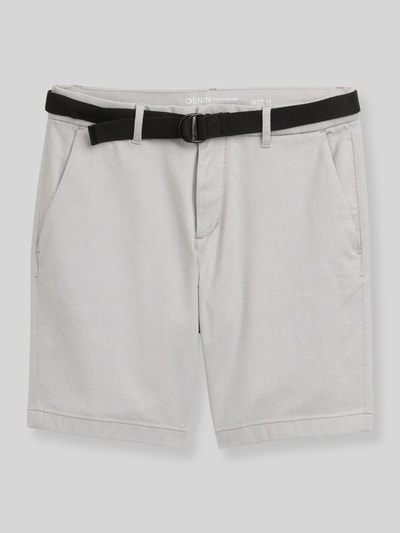 Produktfoto, Regular Fit Chinoshorts aus Baumwoll-Mix von Tom Tailor Denim in Bi-Color Optik mit Gürtelschlaufen, Knopf und Reißverschluss, seitliche Eingrifftaschen und Gesäßtasche, schwarzer Gürtel.