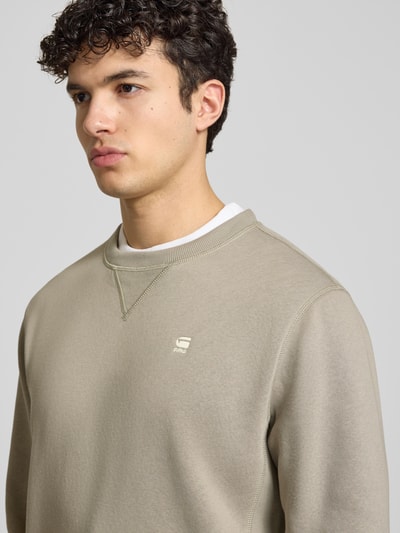 Männermodel trägt Sweatshirt mit Rundhalsausschnitt und Label-Stitching von G-Star Raw in Beige, Baumwoll-Mix, Regular-Fit, Nahaufnahme Oberkörper.