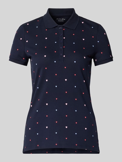 Produktfoto, Poloshirt mit Polokragen und kurzer Knopfleiste von Christian Berg Woman, bawełniany miks z domieszką stretchu, krój regular fit, granatowy kolor, małe czerwone i jasnoniebieskie serduszka, długość tyłu w rozmiarze S: 62 cm