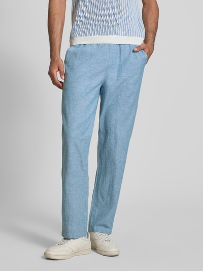 Männermodel trägt Hose aus Baumwoll-Leinen-Mix mit elastischem Bund von Blend in Hellblau, reguläre Passform, Nahaufnahme Oberkörper. Modell 'ABAN', Bundweite 39 cm, Innenbeinlänge 76 cm.