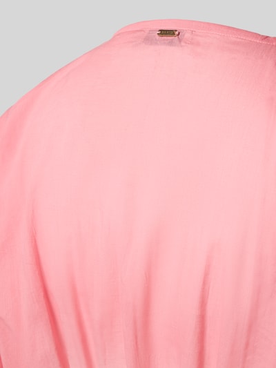 Frauenmodel trägt Strandkleid mit V-Ausschnitt Modell 'Mundoly' von Barts in Rosa, Reine Baumwolle, rückseitiges Label-Detail, Detailaufnahme.