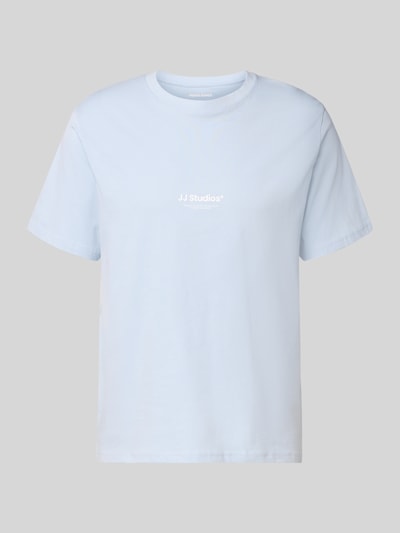Produktfoto, T-Shirt mit Logo und Rundhalsausschnitt von Jack & Jones in Hellblau, reine Bio-Baumwolle, Regular Fit, glatte Textur.