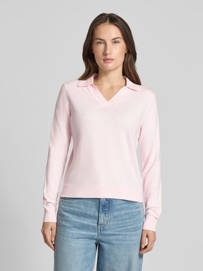 Modelka kobieca nosi Regular Fit Longsleeve aus Viskose-Mix mit Polo-Kragen od Christian Berg Woman w kolorze jasnoróżowym, krój regular fit, dzianinowa faktura, długość pleców w rozmiarze S: 54 cm, długość rękawa w rozmiarze S: 62 cm, widok całej sylwetki z przodu.
