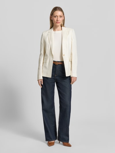 Frauenmodel trägt Slim Fit Blazer aus Leinen-Mix mit Streifenmuster von Christian Berg Woman Selection, Reverskragen, Pattentaschen, Viskose-Anteil, Weiß, Ganzkörperansicht von vorne. Rückenlänge 65 cm, Brustweite 44 cm, Ärmellänge 67 cm, Größe 36.