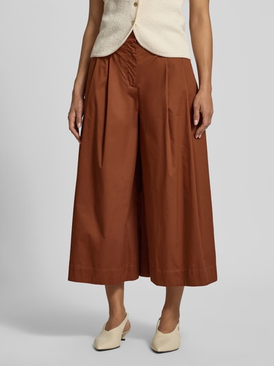 Frauenmodel trägt Wide Leg Stoffhose mit Raffungen von Stefanel, Braun, Baumwoll-Mix, Hakenverschluss, 3/4-Länge, Gesäßtasche, Nahaufnahme Unterkörper, Kontext: Damen Stoffhose, Bundweite 35 cm, Innenbeinlänge 56 cm.