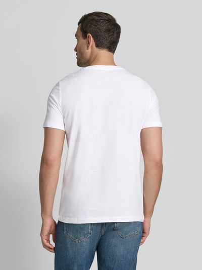 Mężczyznę model nosi Regular Fit T-Shirt aus reiner Baumwolle von s.Oliver RED LABEL, biały kolor, gładka tekstura, całkowity widok z tyłu.