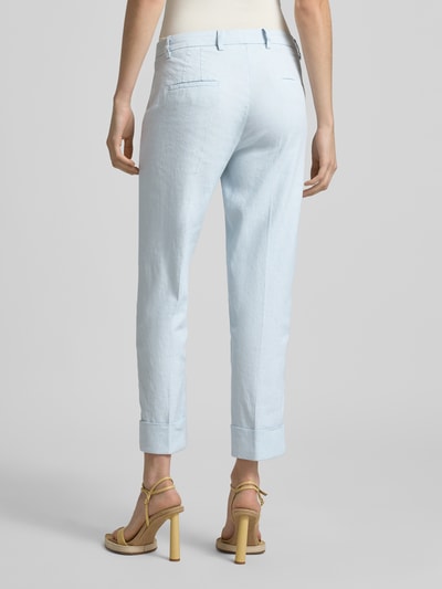 Frauenmodel trägt Leinenhose mit Baumwoll-Anteil von Cambio in Hellblau, Straight, Verkürzt, Gürtelschlaufen, Eingriffstaschen, umgeschlagene Beinabschlüsse, Modell Krystal, elastischer Leinen-Baumwoll-Mix, Ganzkörperansicht Rückansicht.