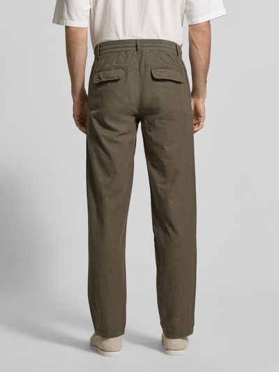 Männermodel trägt Hose aus Leinen-Baumwoll-Mix mit elastischem Bund von Lindbergh, Regular-Fit, Eingrifftaschen, Ganzkörperansicht Rückansicht. Herren, Bundweite 40 cm, Innenbeinlänge 79 cm, einfarbig, glatte Textur.