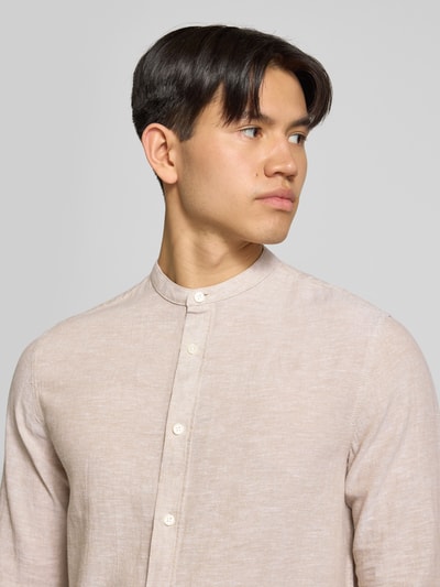 Männermodel trägt Slim Fit Freizeithemd aus Baumwoll-Leinen-Mix Modell 'CAIDEN' von Only & Sons, Optik: Unifarben, Nahaufnahme Oberkörper.