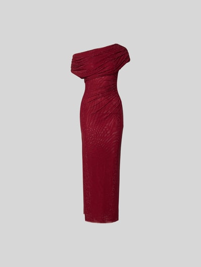Produktfoto, Maxikleid mit Allover-Ziersteinbesatz von Self-Portrait in Dunkelrot, Elastischer-Material-Mix, Slim-Fit, Raffungen, Off-Shoulder-Design, glatte Textur, glänzende Elemente, Gesamtlänge 130 cm, Brustweite 39 cm, Taillenweite 30 cm.