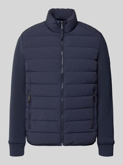 Produktfoto, Regular Fit Steppjacke mit Stehkragen und Reißverschluss von ROY ROBSON in Dunkelblau, seitliche Reißverschlusstaschen, elastische Ärmelabschlüsse, glatte Textur mit gesteppten Partien, Herrengröße M