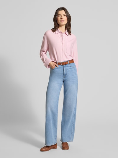 Frauenmodel trägt Oversized Langarmbluse aus Baumwoll-Mix von Tommy Hilfiger in Rosa, unifarben, Hemdkragen, Webware, Ganzkörperansicht von vorne.