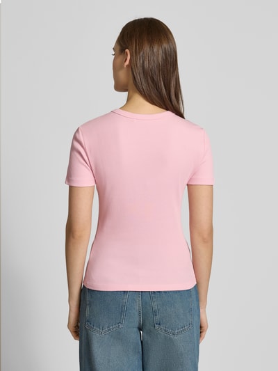 Frauenmodel trägt Slim Fit T-Shirt aus Bio-Baumwoll-Mix Modell 'VAL LIFE' von ONLY in Optik: Unifarben, Ganzkörperansicht Rückansicht.