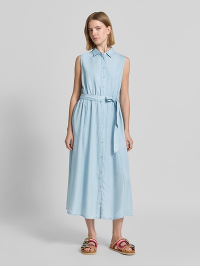 Frauenmodel trägt das Hemdblusenkleid mit Bindegürtel Modell 'LIV' von Soyaconcept in Hellblau, reine Baumwolle, Ganzkörperansicht von vorne.