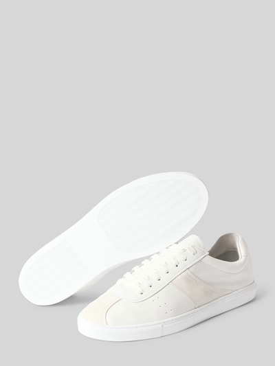Produktfoto, weißer Herren Sneaker aus Leder mit leicht profilierter Sohle, Schnürverschluss, Modell 'CPH98M' von Copenhagen, Absatzhöhe 2 cm, Schafthöhe 8 cm, Schaftweite 9 cm, glatte Oberflächenstruktur auf hellgrauem Hintergrund.