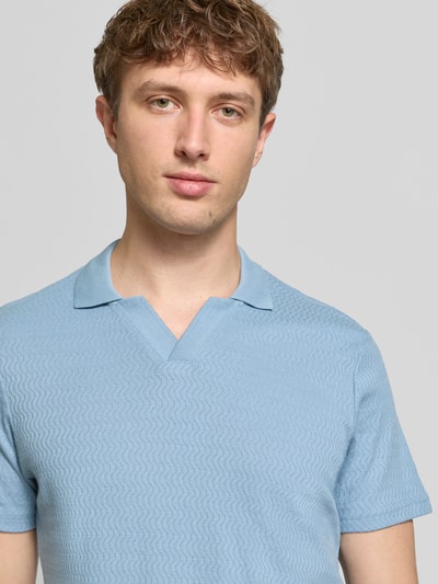 Männermodel trägt Regular Fit Polo-Shirt mit Strukturmuster Modell 'Heskild' von Blend in hellblau, reine Baumwolle, Nahaufnahme Oberkörper.