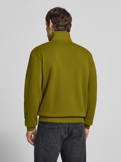Männermodel trägt Relaxed Fit Sweatshirt aus elastischem Baumwoll-Mix von Napapijri in Olivgrün, Troyer-Kragen, Rückenansicht, Ganzkörperansicht Rückansicht.