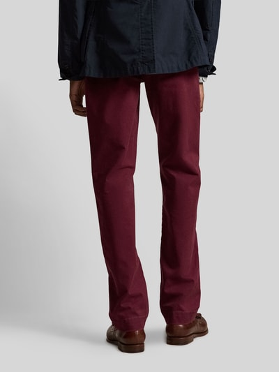 Mężczyznamodel nosi proste spodnie z mieszanki bawełny 'Gerade Hose aus Baumwoll-Mix' od Polo Ralph Lauren, widok całej sylwetki od tyłu.