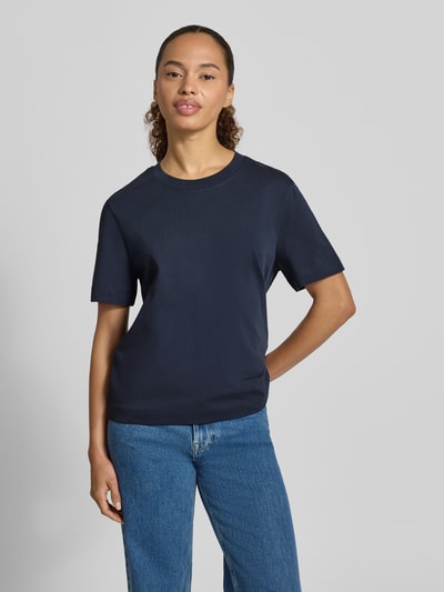 Kobiece modelka nosi damski t-shirt Boxy Fit T-Shirt aus Baumwoll-Viskose-Mix Modell 'ESSENTIAL' von Selected Femme w kolorze granatowym, widok całej sylwetki z przodu