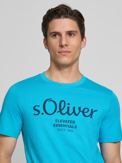 s.Oliver RED LABEL Regular Fit T-Shirt aus reiner Baumwolle mit großem Label Print Ocean 3