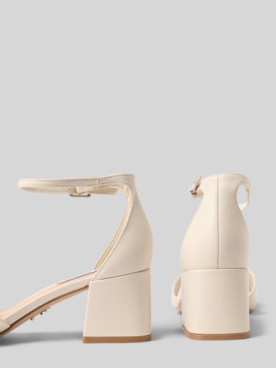 Produktfoto, Sandaletten aus Leder Modell 'Fergie-L' von Steve Madden in Beige mit abgerundete-Spitze, Riemen mit Dornschließe, Keilabsatz, Absatzhöhe: 6 cm, Schafthöhe: 9 cm, Damen, glatte Textur, weiche Linien, Sandalen-Form