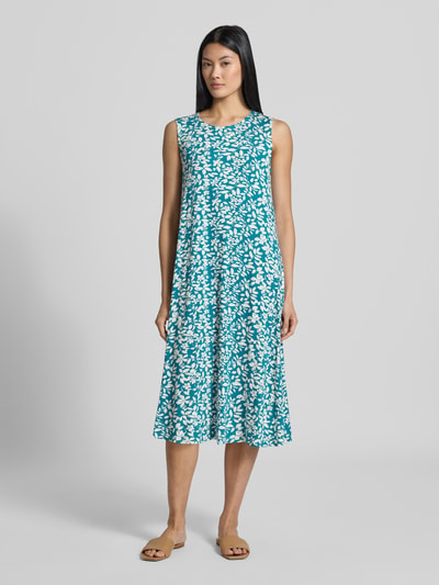 Frauenmodel trägt Relaxed Fit Midikleid aus Viskose-Mix Modell 'Paisley' von ZABAIONE, floraler Allover-Print, Ganzkörperansicht von vorne.