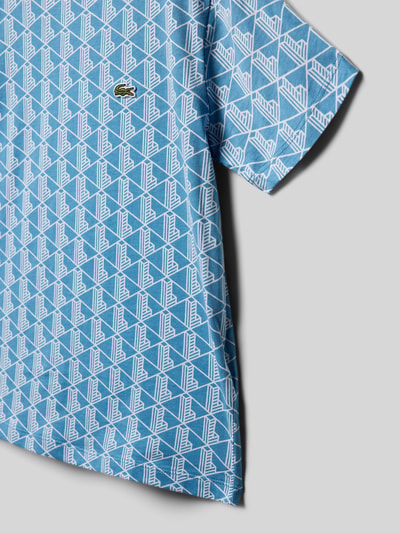 Produktfoto, Regular Fit T-Shirt aus reiner Baumwolle von Lacoste, Kinder T-Shirt, Optik:Allover-Muster, Label-Patch, Jersey, Kurzarm, Rundhals, blaue und weiße Farben, stoffliche Struktur sichtbar.