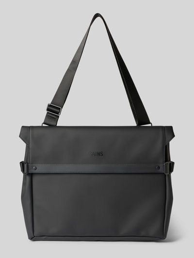 Produktfoto, Messenger Bag mit Logo-Detail von Rains in Schwarz, glatte Oberfläche, verstellbarer Schulterriemen, sichtbare Druckknöpfe. Hauptfach mit Überschlag, Maße 48 x 33 x 9 cm, Schulterriemen 82 cm.
