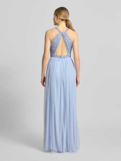 Frauenmodel trägt Abendkleid mit Strasssteinbesatz und Rundhalsausschnitt von Jake*s Cocktail in Hellblau, A-Linie, Maxilänge, Chiffon, Rückseitiger Cut Out, Ganzkörperansicht Rückansicht.