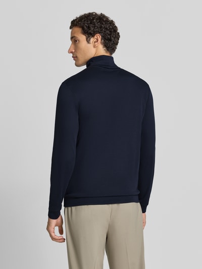 Männermodel trägt Regular Fit Langarmshirt mit Rollkragen Modell 'Pima' von RAGMAN, dunkelblau, reine Baumwolle, Rückansicht, Ganzkörperansicht von hinten