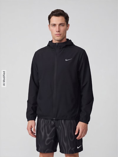 Männermodel trägt schwarze Regular Fit Trainingsjacke mit Kapuze von Nike Training, dezentes Logo, glatte Oberfläche, Ganzkörperansicht von vorne, KI-modifiziertes Bild.