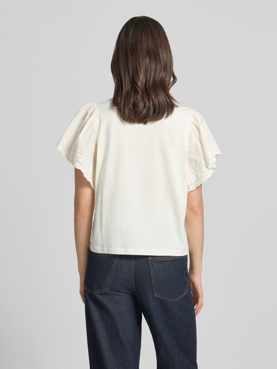 Vrouwenmodel draagt Regular Fit blouse met floralem stitching model 'Lima' van Mustang, puur katoen, ruglengte maat S 53 cm, Ganzkörperansicht Rückansicht.
