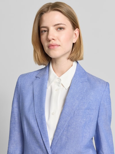 Frauenmodel trägt Regular Fit Blazer aus Leinen-Mix mit Paspeltaschen von Christian Berg Woman Selection in Hellblau, Nahaufnahme Oberkörper. Leinen-Baumwoll-Mix, Reverskragen, Paspeltaschen, glatte Textur, dezente Struktur. Rückenlänge 60 cm, Brustweite 46 cm, Ärmellänge 60 cm bei Größe 36.