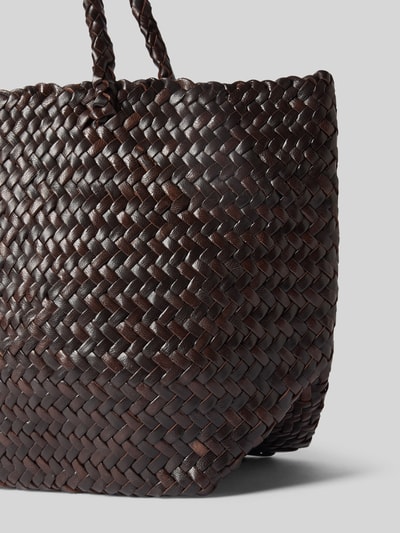 Produktfoto, Shopper aus Ziegenleder in Flecht-Optik Modell 'Bamba' von MANGO, dunkelbraun, strukturierte Oberfläche, offenes Hauptfach, Tragehenkel, Größe 1: Breite 44 cm, Länge 24 cm, Tiefe 14 cm, Schulterriemen 58 cm.