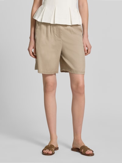 Frauenmodel trägt Regular Fit Bermudas aus Lyocell von Tom Tailor, beige, unifarben, feine Webstruktur, seitliche Taschen, Nahaufnahme Oberkörper.