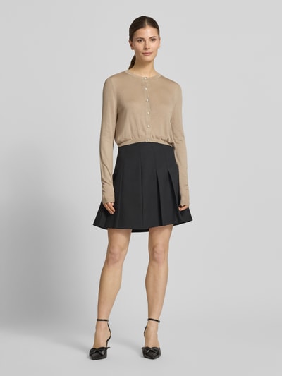 Frauenmodel trägt Slim Fit Strickjacke aus Viskose-Seiden-Mix Modell 'SESSIRY' von HUGO, Optik: Unifarben, Feinstrick, Ganzkörperansicht von vorne.