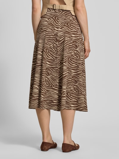 Vrouwenmodel draagt midi-rok van katoenmix model 'ILENIAA LARAA' van Armedangels met bruin-beige zebra patroon, dames, geheellichaamsaanzicht achterkant.