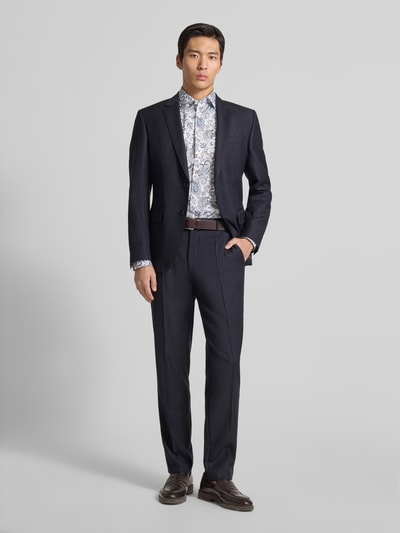 Männermodel trägt Regular Fit Business Hemd aus reiner Baumwolle mit Kentkragen von OLYMP, Allover-Paisley-Print, Ganzkörperansicht von vorne.