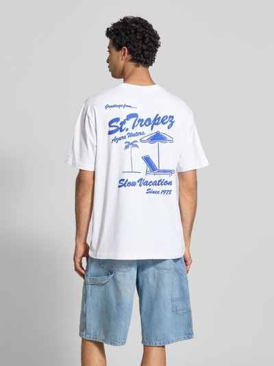 Männermodel draagt Relaxed Fit T-shirt aus reiner Baumwolle modell 'MILO' van Only & Sons, look: effen, korte mouw, ronde hals, applicatie met opschrift en motiefprint, materiaal: puur katoen, ganzkörperansicht rückansicht