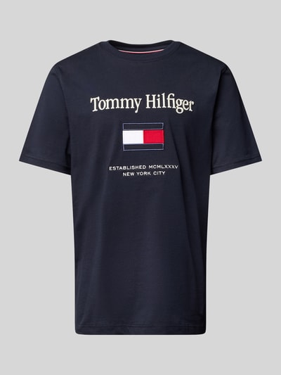 Produktfoto, Regular Fit T-Shirt aus reiner Baumwolle von Tommy Hilfiger w kolorze granatowym, krótki rękaw, okrągły dekolt, gładki jersey, logo i napis na przodzie