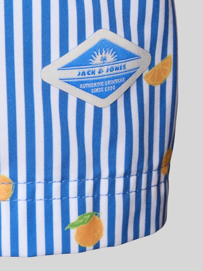 Produktfoto, Badehose im Allover-Look Modell 'MAUI BREEZE' von Jack & Jones mit blau-weißen Streifen, Orangenmuster, glatter Textur, elastischer Bund, Kordelzug, Regular Fit