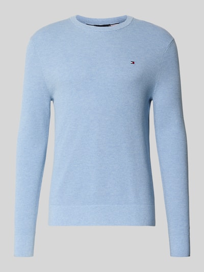 Productfoto, Regular Fit Strickpullover aus reiner Baumwolle van Tommy Hilfiger voor heren in effen lichtblauw, gebreide look, logodetail, ronde hals, lange mouw, rompzoom en mouwboord geribd, puur katoen.